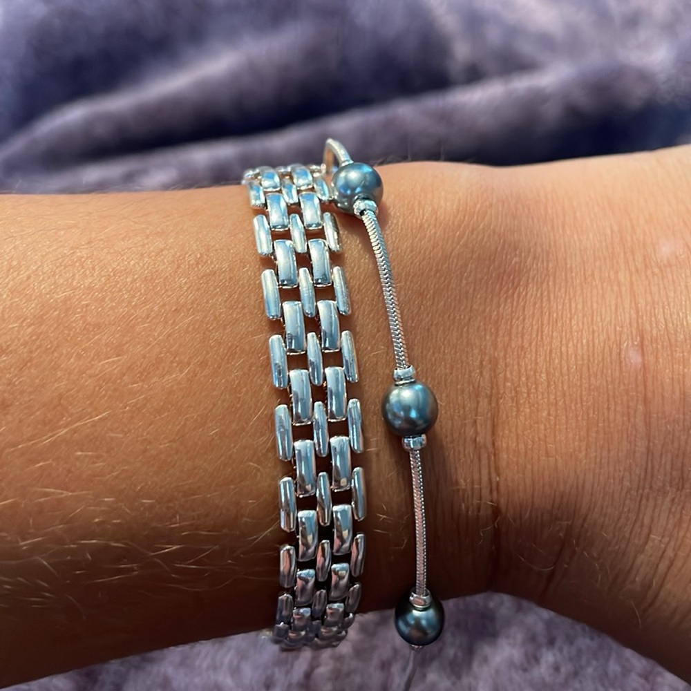 Silver tone bracelet set. Costume jewelry.